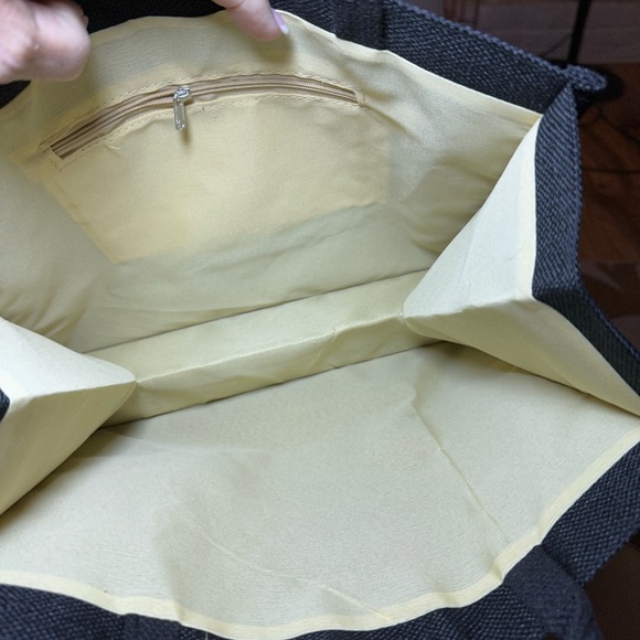 Brand New Lightweight Tote Bag for Work Papers, Lunch Etc. w/matching Makeup Bag - Picture 6 of 7